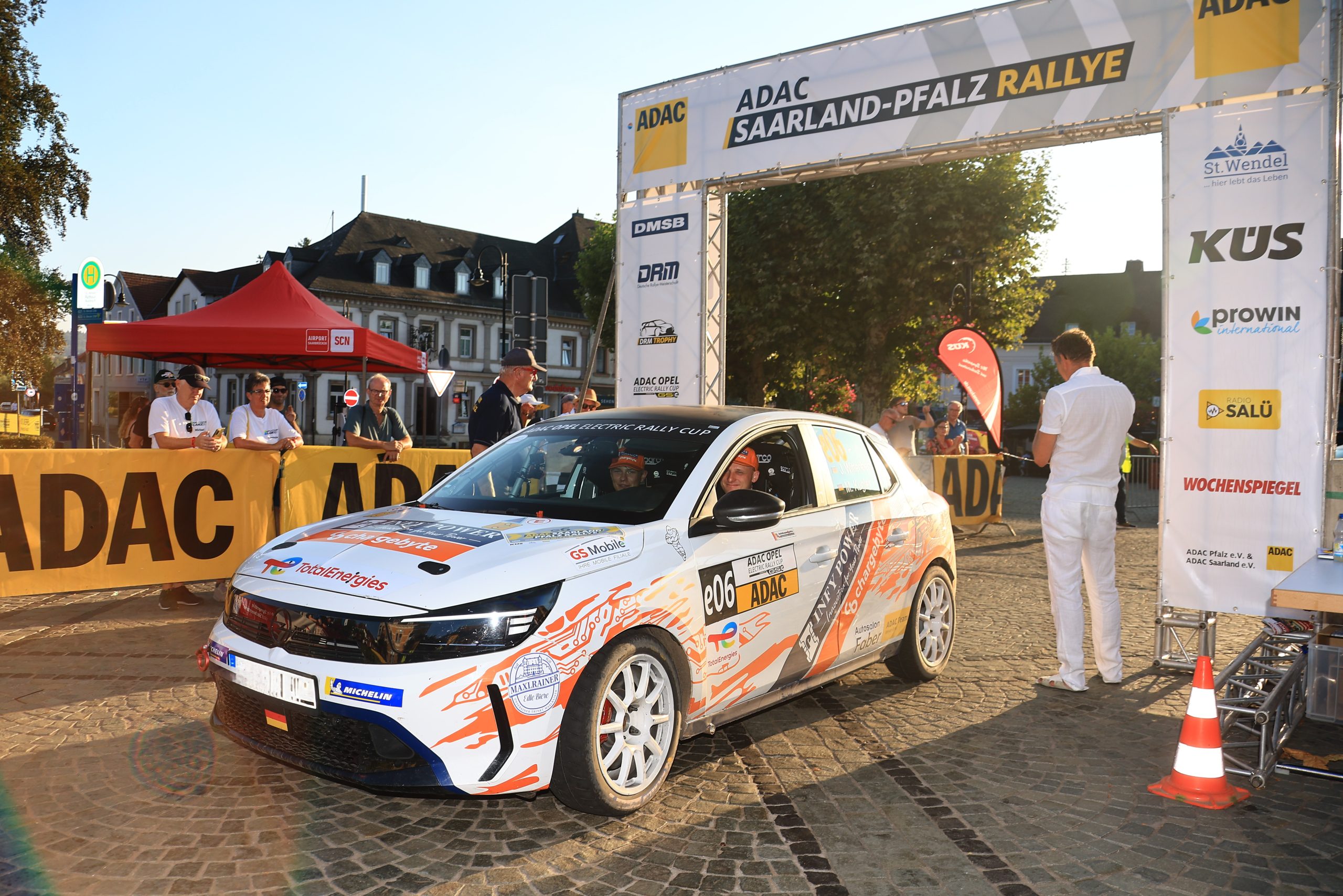 Saarl-Pfalz. 25 Sa3 – 250 – by Sascha Dörrenbächer (1) Infypower chargebyte e-Rally Team mit den Piloten Johannes Wittenbeck /Maximilian Kugler im Opel Corsa-e Rally bei der Zierankunft. Foto: Copyright Sascha Dörrenbächer