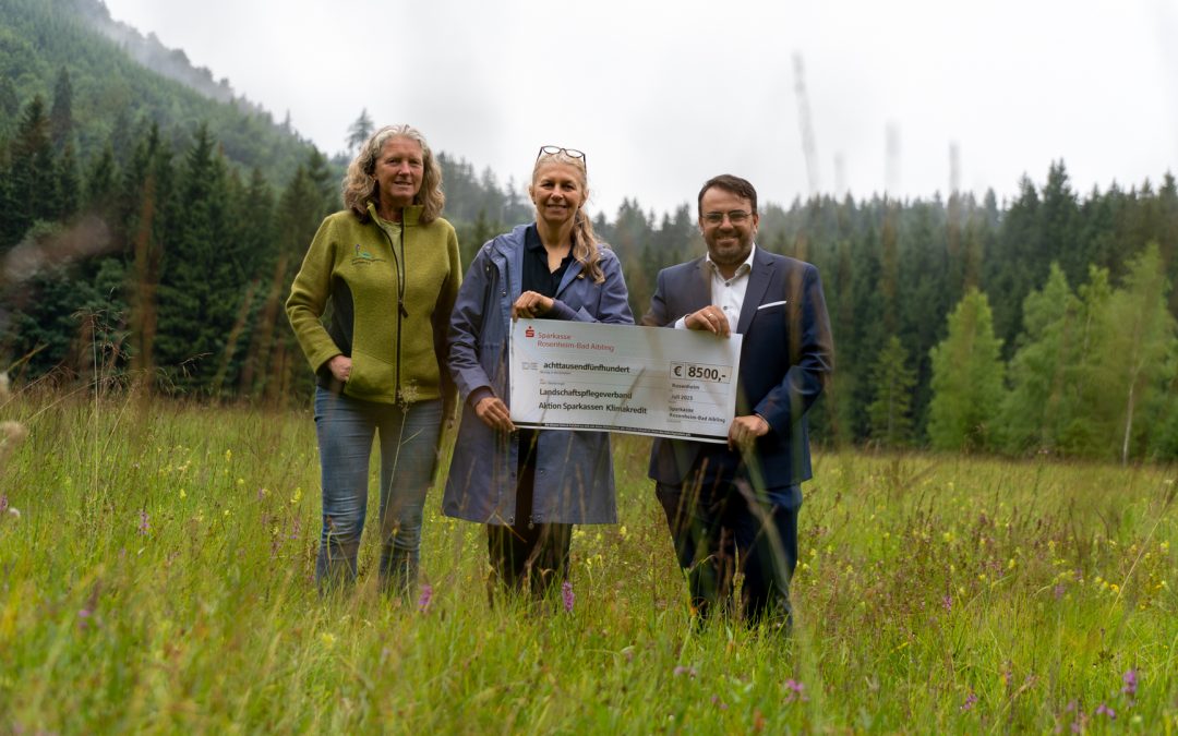 Sparkasse unterstützt Landschaftspflegeverband Rosenheim mit 8.500 Euro