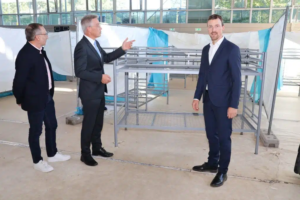 Turnhalle-Raubling1_Landratsamt-Rosenheim-1024x683 Raublings 1. Bürgermeister Olaf Kalsperger, Landrat Otto Lederer und Schulleiter Anton Seitz machen sich ein Bild von den Abbauarbeiten (v.l.n.r.). Foto: Landratsamt Rosenheim.