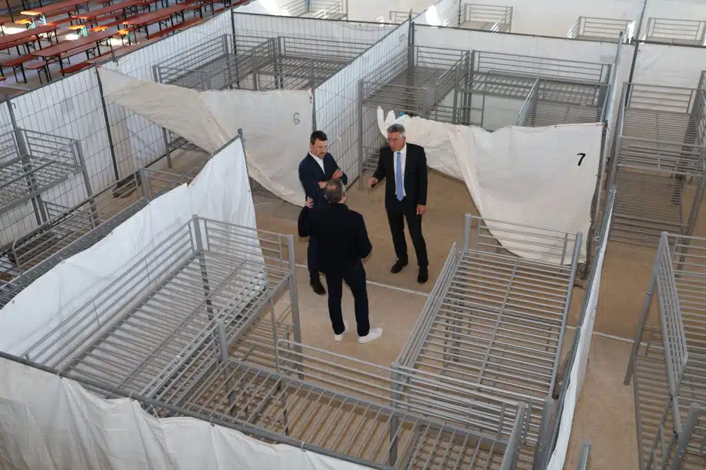 Turnhalle-Raubling2_Landratsamt-Rosenheim_1500x1000-1024×683 Aktuell laufen die Abbauarbeiten in der Turnhalle des Inntal-Gymnasiums Raubling. Im Gespräch: Schulleiter Anton Seitz, Raublings 1. Bürgermeister Olaf Kalsperger, und Landrat Otto Lederer (v.l.n.r.). Foto: Landratsamt Rosenheim.