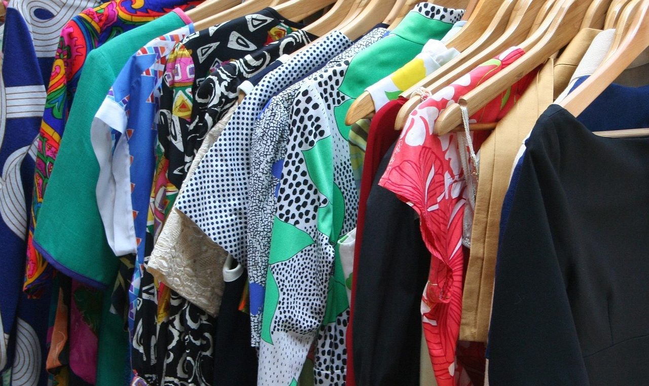 Kleider Kleider aufgehängt