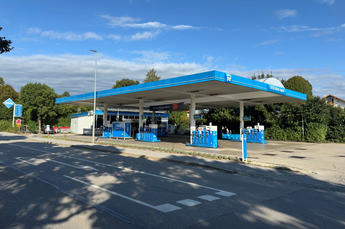 fittosize_1200_0_4a4f48f9df04139227ea4da204119223_20250919_ppobs_raub_miesbach_tankstelle Auf diese Tankstelle in Holzkirchen wurde ein bewaffneter Raubüberfall verübt. Die Polizei sucht Zeugen und hat eine Belohnung ausgesetzt. Foto: Polizeipräsidium Oberbayern Süd