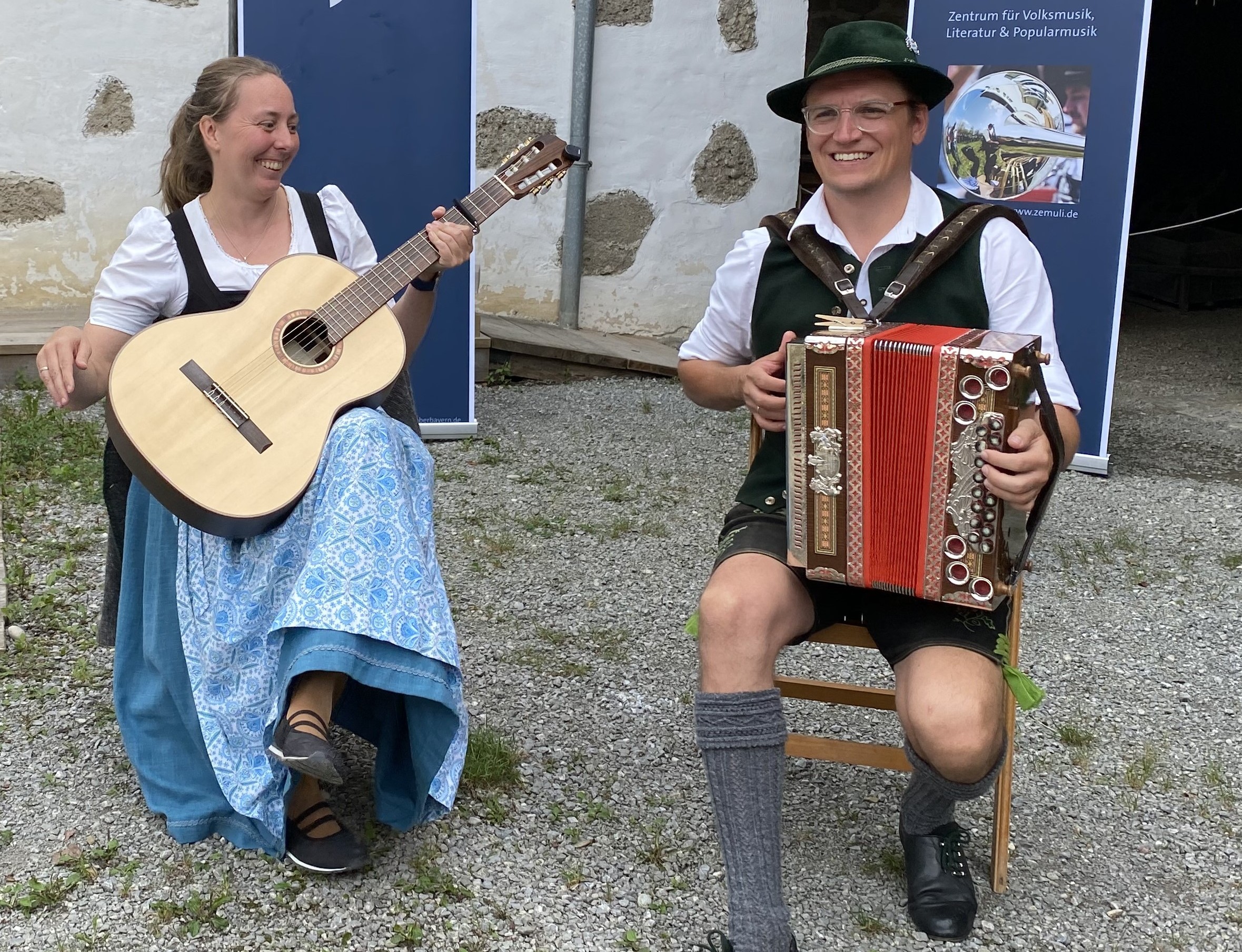 ittag_003 Die Volksmusikpflege vom Zentrum für Volksmusik, Literatur und Popularmusik ist mit einem abwechslungsreichen Programm im Vierseithof des Museums vertreten. Foto: Copyright Bezirk Oberbayern, FLM Amerang