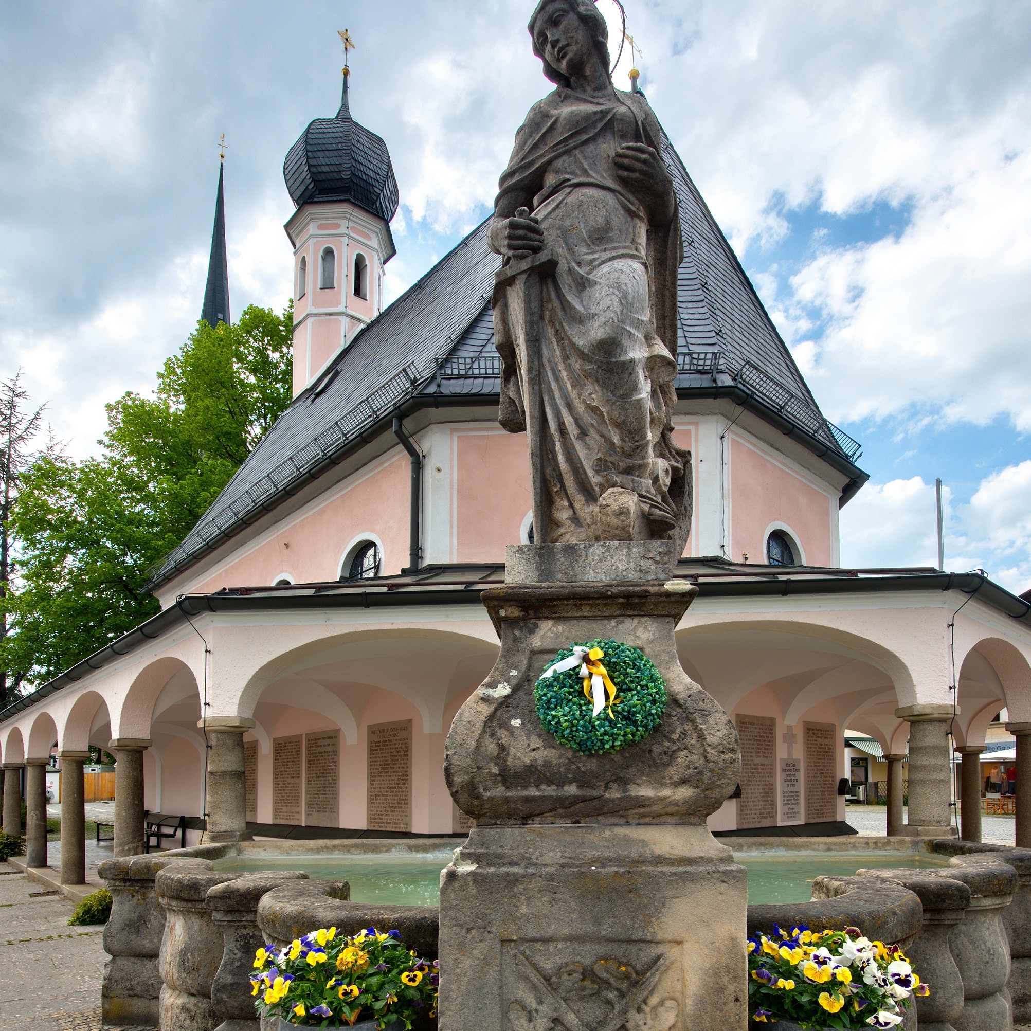 2025-11-09 Pressebild Kathreinmarkt ©Markt Prien a. Chiemsee, Tanja Ghirardini Die heilige Katharina von Alexandrien ist die Marktpatroninder Seegemeinde, geschaffen von Friedrich Lommel im Jahr 1923 zu sehen. Foto: Markt Prien am Chiemsee, Tanja Ghirardini
