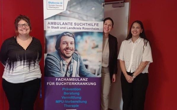 Fachveranstaltung Glücksspielsucht Die Veranstalterinnen der Fachkonferenz: Madlen Löffler, Lena Lorenz (Bereichsleitung) und Lejla Asenov (v.l.n.r.) arbeiten in der Fachstelle Glücksspielsucht der Diakonie Rosenheim, Copyright Claudia Neher