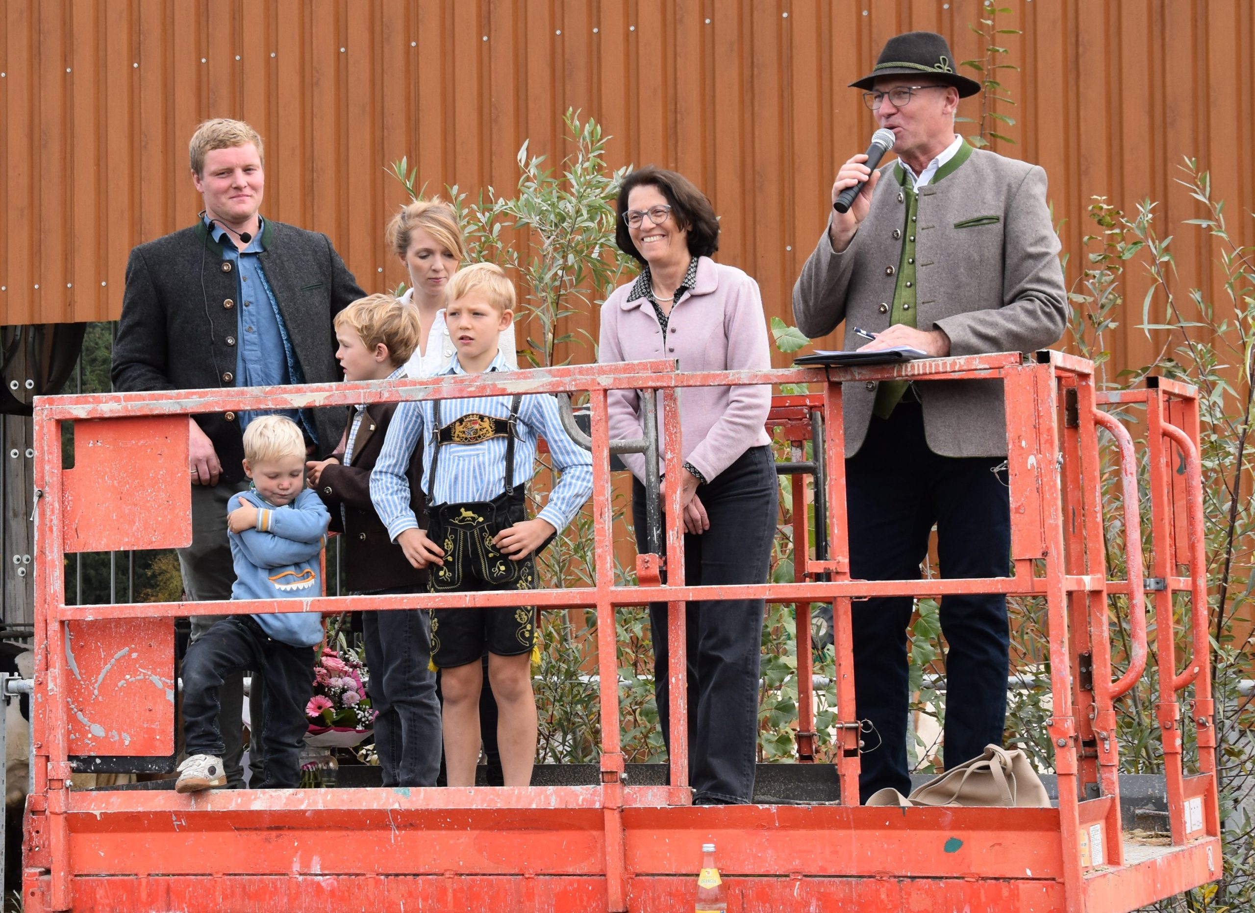 251020_Bild 1 Begrüßung von der Arbeitsbühne: von links: Georg und Jenny Dürr mit den Söhnen Anton, Quirin und Georg, Anna Bruckmeier und Josef Grandl. Foto® LLD a.D. Wolfgang Hampel