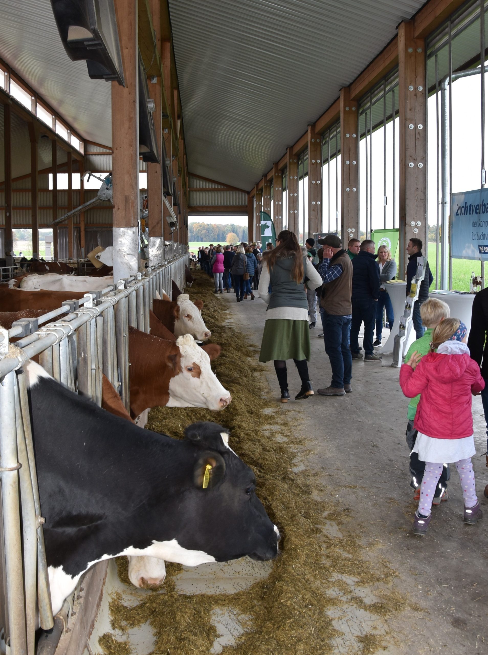 251020_Bild 2 Besuch im neuen Stall. Foto: Copyright LLD a.D. Wolfgang Hampel