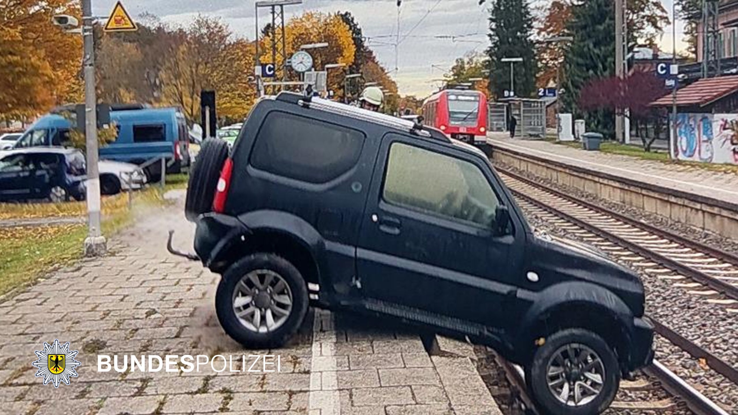 251023_Feldafing_Auto Am S-Bahnhalt Feldafing (Landkreis Starnberg) ist ein SUV alleine in die Gleise gerollt. Foto: Bundespolizei