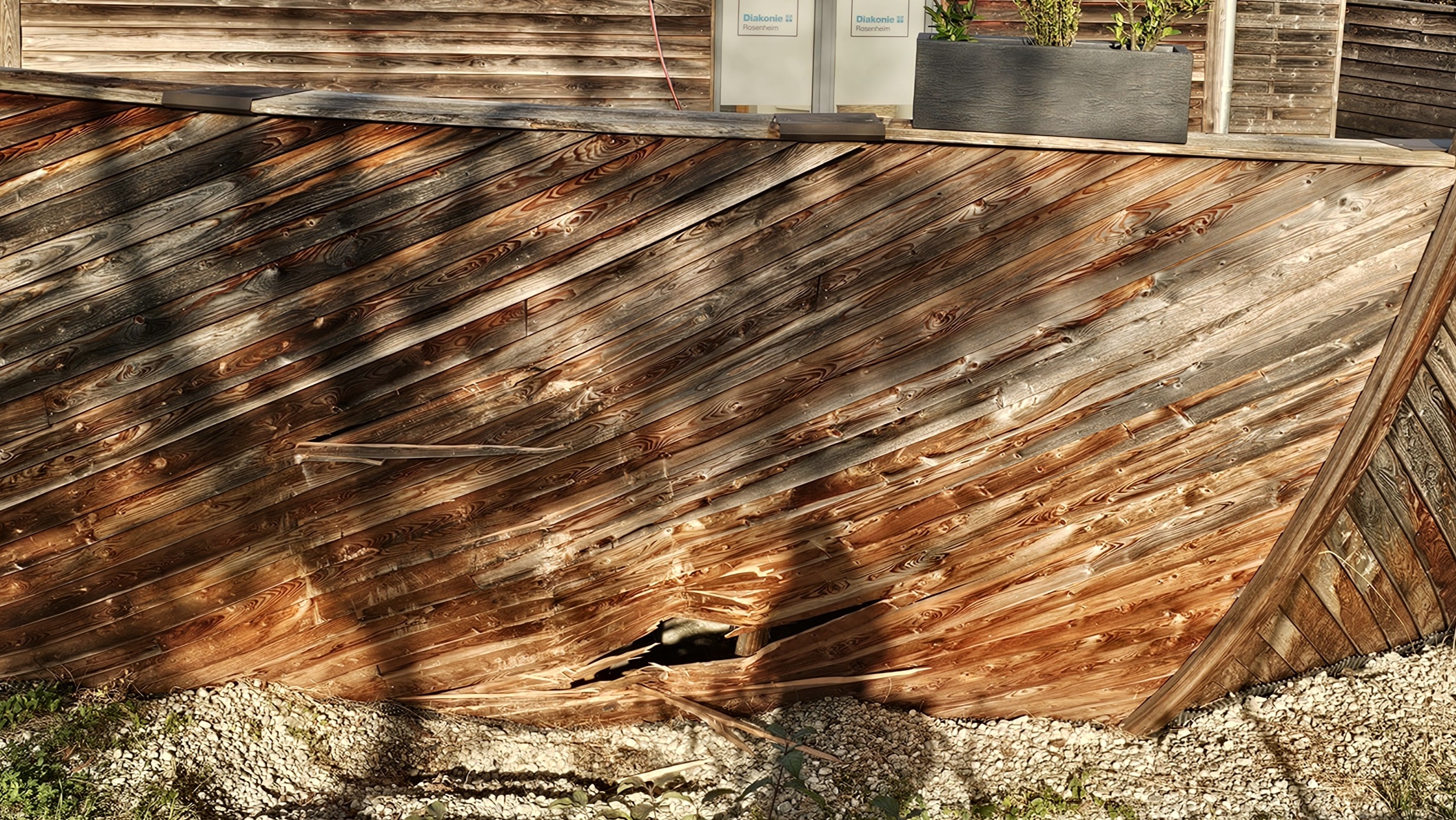 Arche (1) Schaden nach Verkehrsunfall an der Holzarche in der Rathausstraße. Foto: Innpuls.me