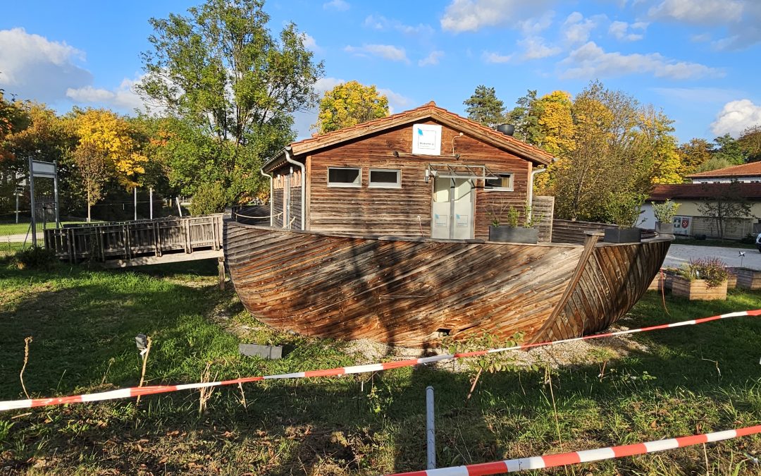 Rosenheim Pkw rast in Haus des Ehrenamts – zwei Verletzte, hoher Sachschaden