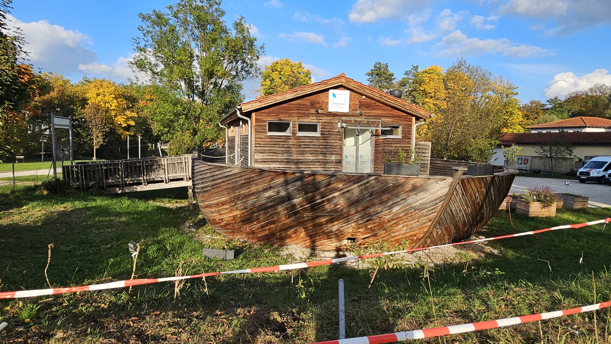 Arche (2) Holzarche in der Rathausstraße 2025. Foto: innpuls.me