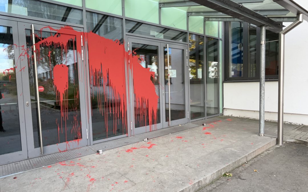 Zugang zur Schule mit roter Farbe beschmiert – Ermittlungen laufen
