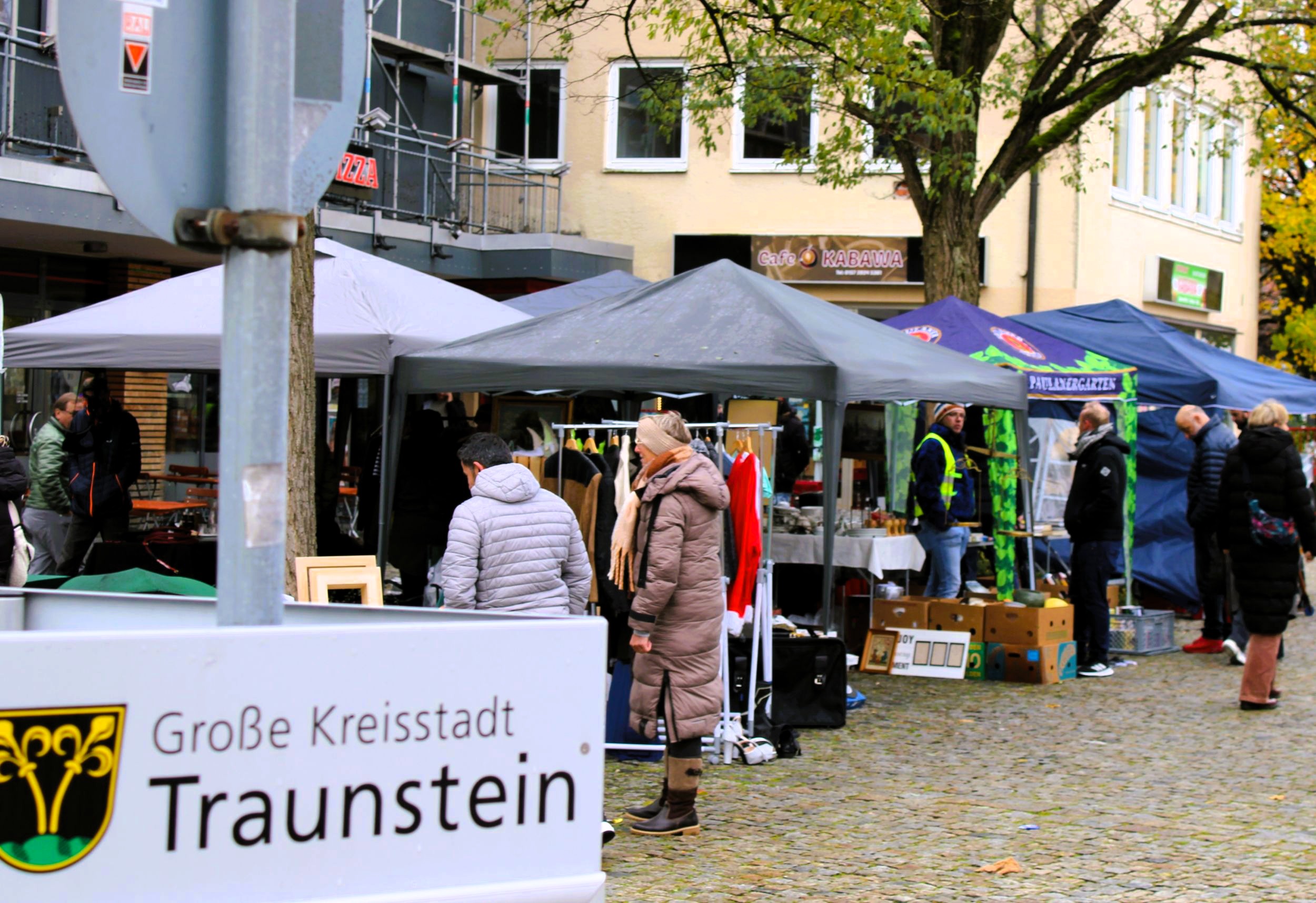 Bis zum Bahnhof reichte die Flohmarktmeile Markttag in Traunstein. Foto: Hubert Hobmaier