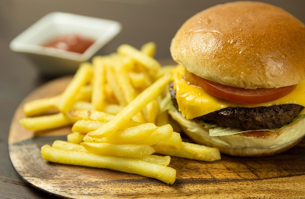 Burger Burger und Pommes. Foto: re