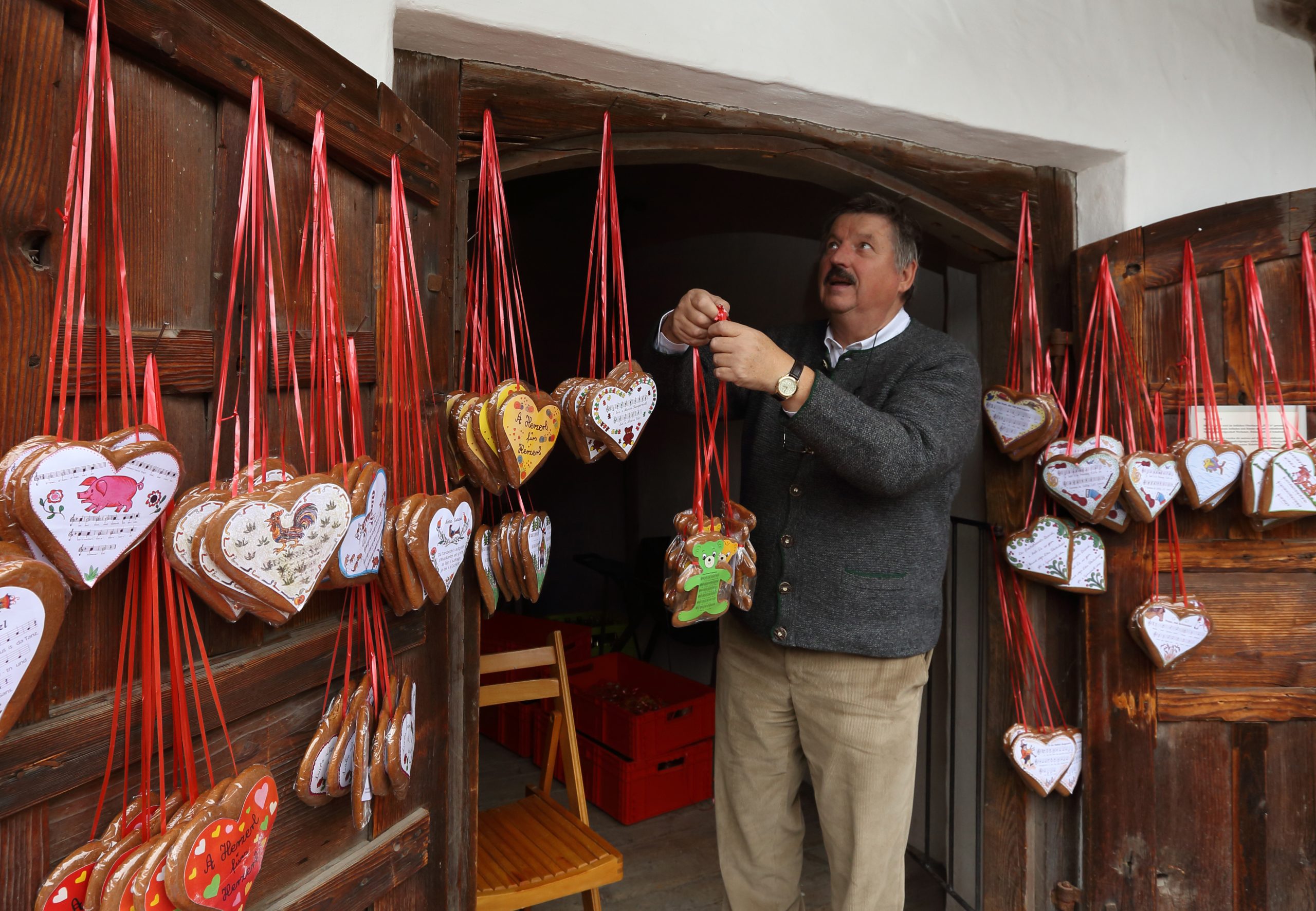 FLM Amerang_Kirchweih_003 Für jeden das passende Herzerl": Die Lebkuchen sind ein beliebtes Souvenir. Foto: Copyright Bezirk Oberbayern, archiv Freilichtmuseum Amerang. Foto: Copyriht Gerhard Nixdorf