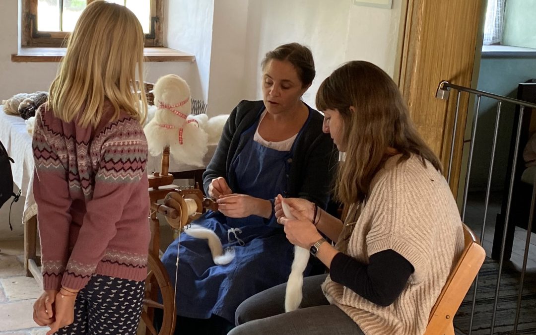 „Vom Flachs zum Leinen“: Textiltag im Freilichtmuseum Amerang