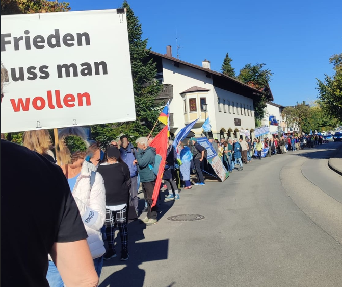 Friedensdemo „Friede was sonst“ in Prien: Ruhiger Verlauf am Tag der Deutschen Einheit