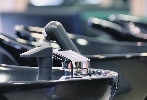 Randale in Friseursalon in einem Friseursalon in Holzkirchen – Mann in Gewahrsam