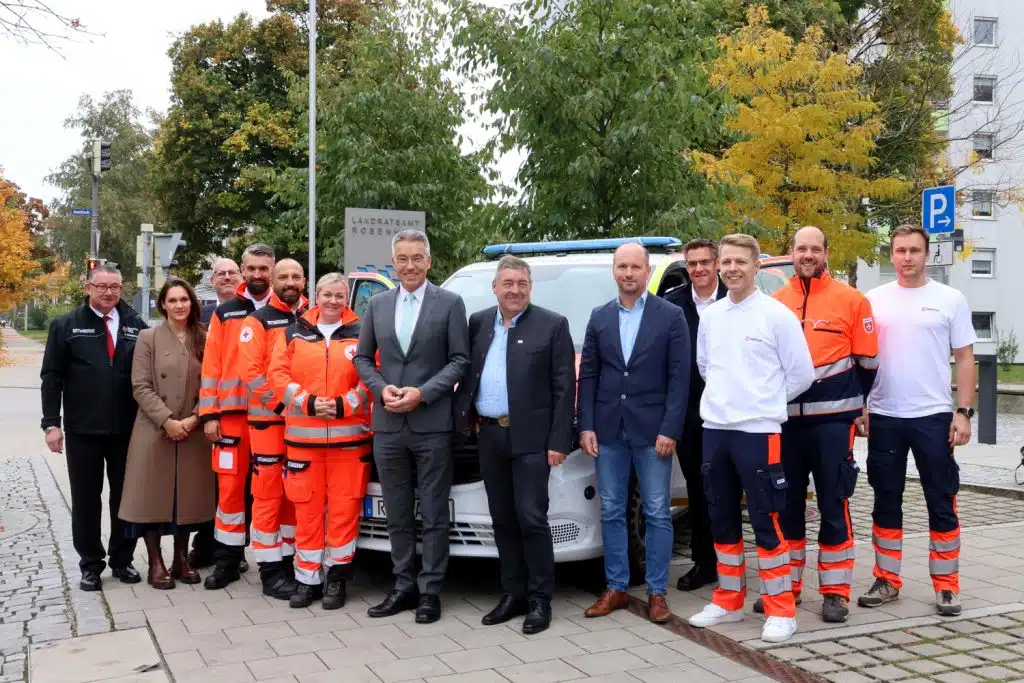 Gruppenbild-Schluesseluebergabe-REF-web-1024×683 Der Rosenheimer Zweckverband ist bayernweit einer von fünf Zweckverbänden, in denen das neue Rettungseinsatzfahrzeug (REF) zum Einsatz kommen wird. (vlnr) Thomas Neugebauer, Leiter Rettungsdienst BRK, Antonia Fredlmeier und Christof Vornberger vom ZRF, Landrat Otto Lederer, Josef Lausch, ZRF-Verbandsrat, Dr. Nikolas Rossmann, ärztlicher Leiter des Rettungsdienstes, Stefan Ertl, Leiter ILS Rosenheim, sowie ein Teil der Rosenheimer REF-Besatzung. Foto: Landratsamt Rosenheim.