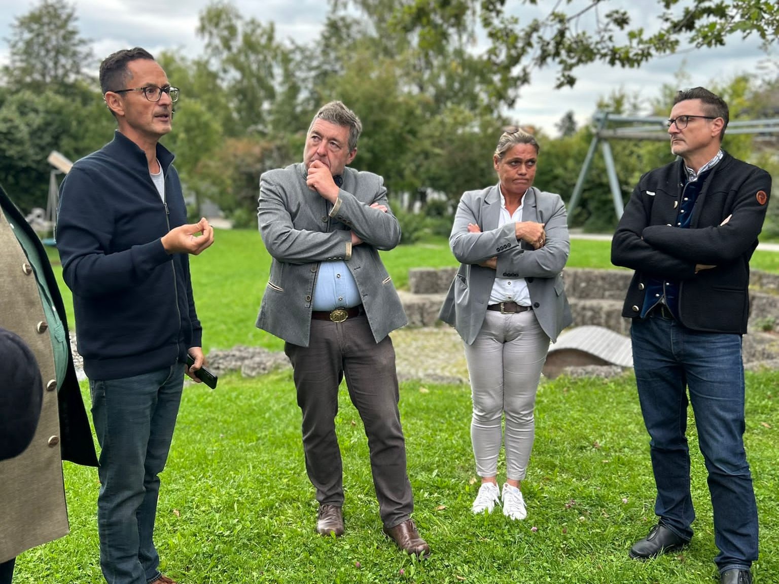 IMG-20250911-WA0005 Bild: v.l. hinten: Sepp Lausch MdL, Gemeinderat Helmut Fleidl, Andreas Herbst, Jens Zangenfeind 2. Landrat, Martin Rosenberger Kreisrat , Dr. Martin Brunnhuber, MdL vorne: Susann Enders MdL, Pia Klapos, Barbara Stein, Bezirksrrätin 2. Bild v.l.: Andreas Herbst, Geschäftsführer, MdL Sepp Lausch, Bezirksrätin Barbara Stein, MdL Dr. Martin Brunnhuber. Foto: Büro Sepp Lausch