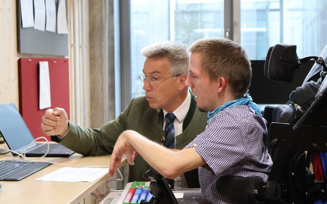 Rosenheims Landrat Otto Lederer tauschte für einen Tag den Arbeitsplatz mit Förderstätten-Mitarbeiter