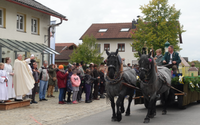 Festlich geschmückte Pferde beim Leonhardiritt in Happing