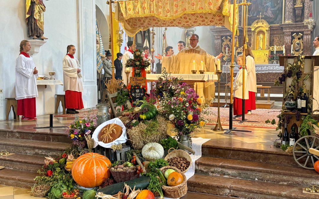 Gaben und Erntekrone als Zeichen des Dankes beim Aschauer Erntedank