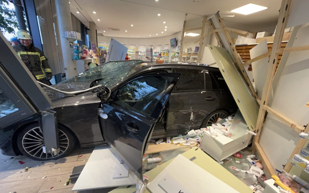 Auto fährt in Rosenheimer Apotheke – hoher Sachschaden
