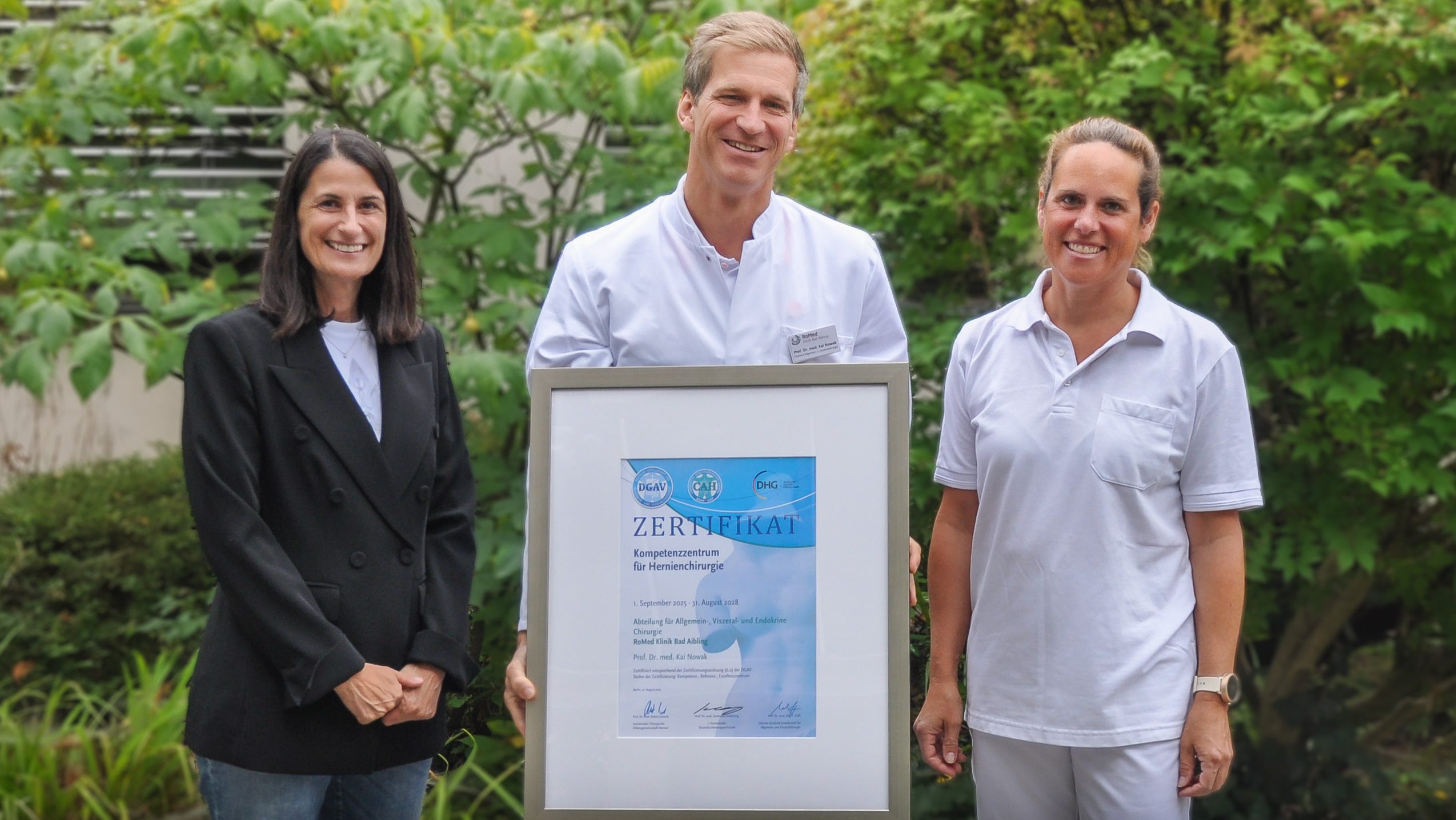 Presse_AIB_Hernienzentrum_2025_01_PM Von Links, Freuen sich über die Auszeichnung: Kaufmännische Leiterin Sandra Zabel, Chefarzt Prof. Dr. Kai Nowak und Standortleiterin Dr. Sandra Sommerey, Copyright RoMed Kliniken