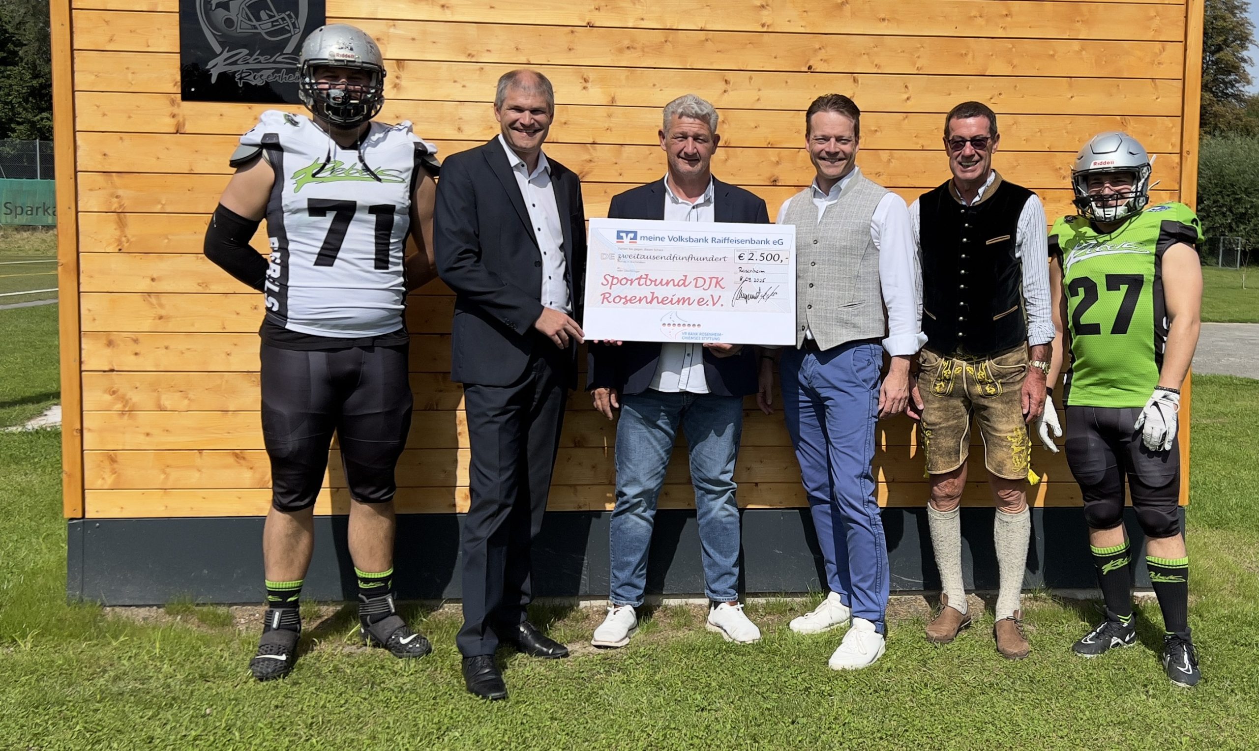 Pressebild Von links: Simon Kempinger (Spieler der American-Football-Abteilung), Mirko Gruber (Stiftungsvorstand und Vorstandsmitglied der meine Volksbank Raiffeisenbank eG), Andreas Schiburr (Abteilungsleiter), Johann Hell (Leiter Stiftungs- und Generationen-Management der meine Volksbank Raiffeisenbank eG), Willi Bonke (2. Vorstand des Gesamtvereins) und Thomas Staber (Spieler der American-Football-Abteilung). Foto: Copyright VR Bank Rosenheim-Chiemsee Stiftung