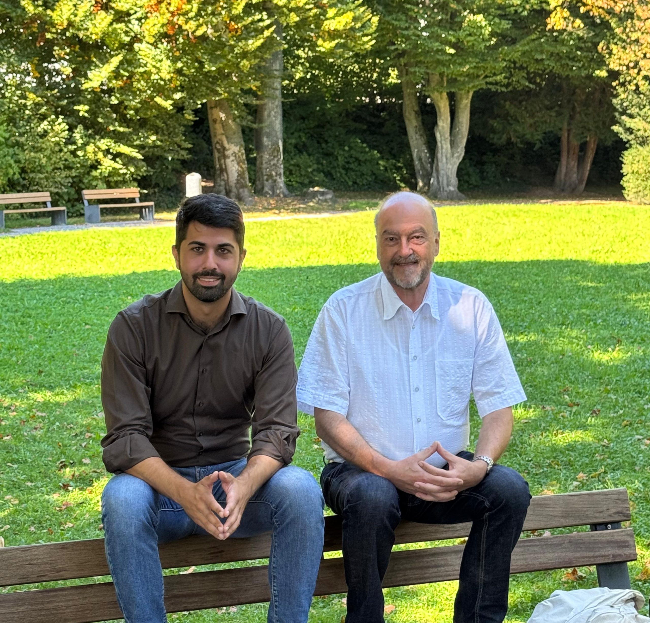 Pressefoto,Abu,Wolfgang Abuzar Erdogan, Fraktionsvorsitzender der Rosenheimer SPD (rechts) und Wolfgang Bergmüller, Fraktionsvorsitzender der CSU sitzend auf einer Parkbank. Foto: CSU und SPD Rosenheim