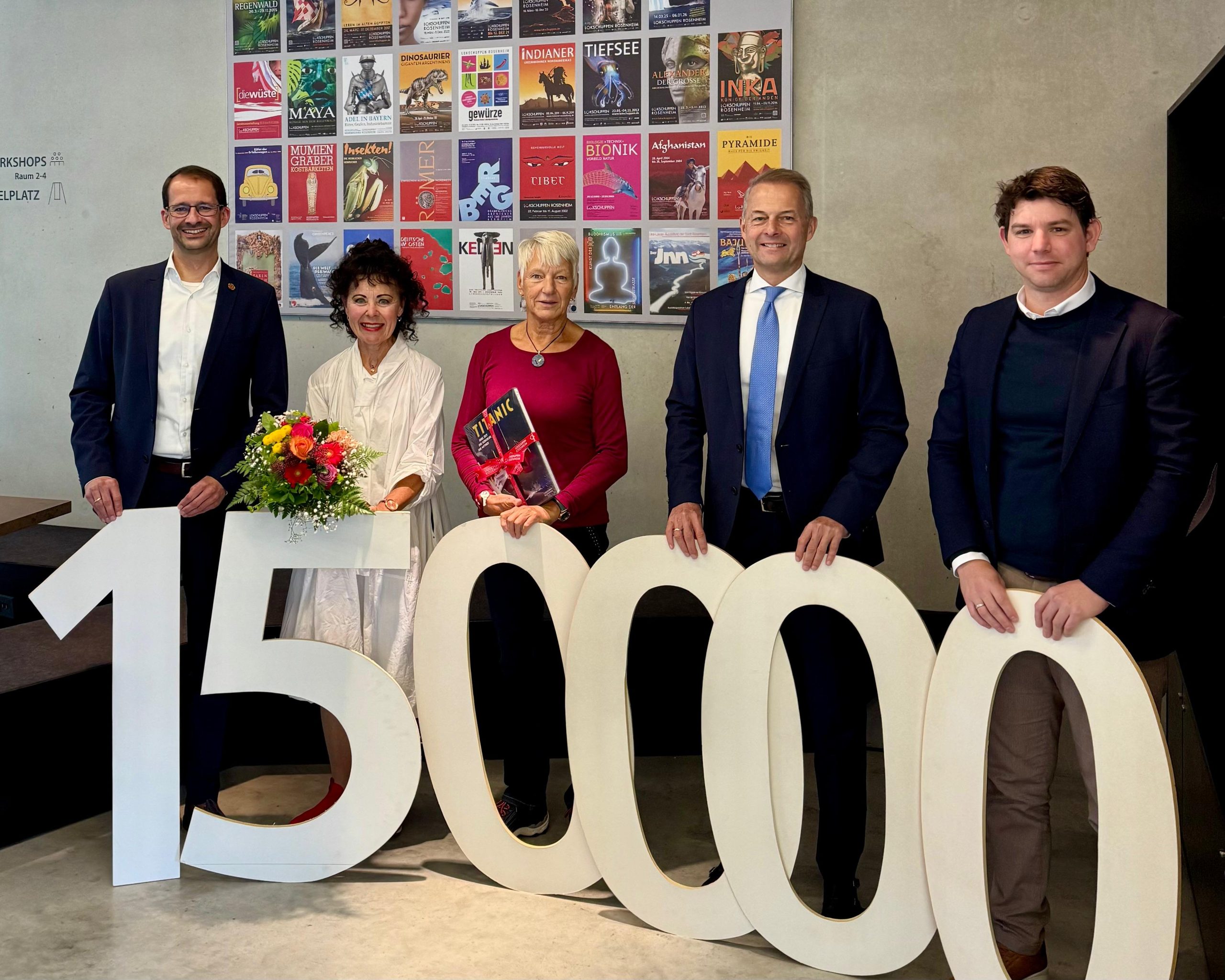 Pressefoto_150.000 Besucher_Titanic-Ausstellung_copyright_vkr von links: Andreas MÀrz, Helga Plöchinger, Walburga Brunken, Karl Göpfert und Florian Englert© Veranstaltungs- und Kongress GmbH Rosenheim