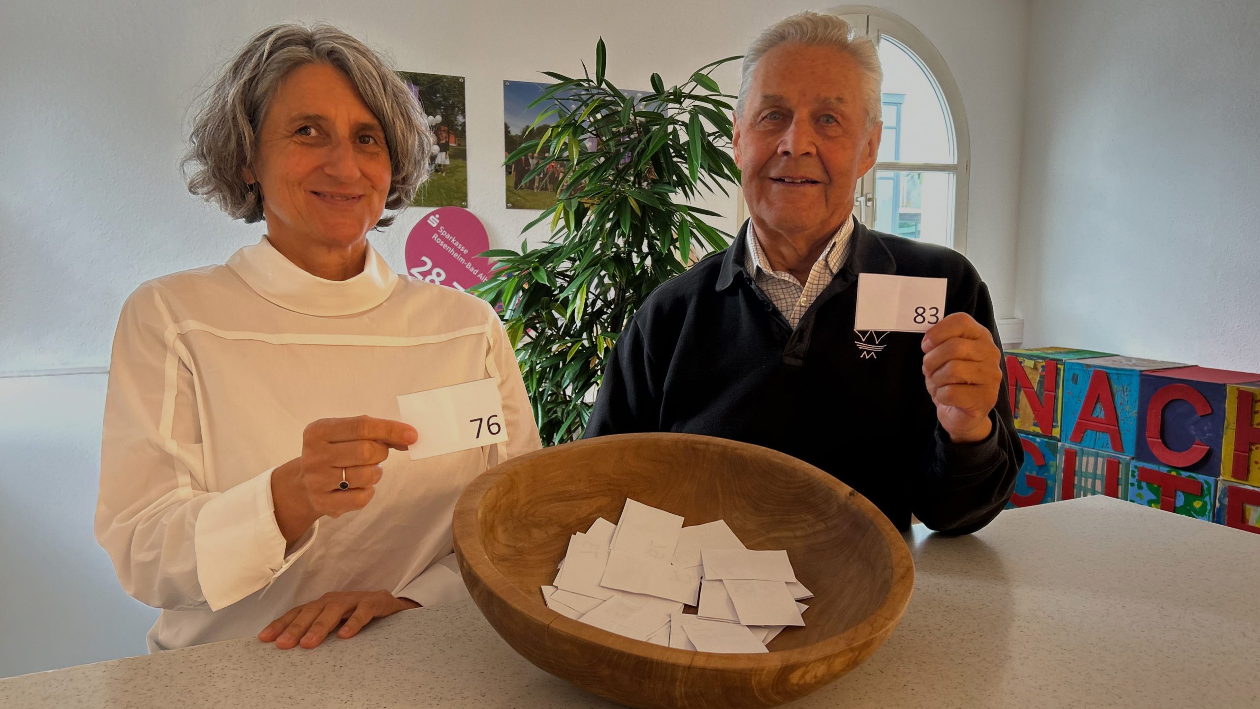 Tigerhasenkurs 2025_Auslosung Andrea Janshen (li.) und Josef Steidl (re.) bei der Auslosung der Teilnahmen an einem Tigerhasenkurs. Copyright Sparkassenstiftungen Zukunft