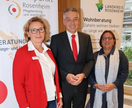 Wohnraum Staffelübergabe für die Wohnberatung des Landkreises Rosenheim (v.l.n.r.): Pflegestützpunkt- Leiterin Nicole Hübel, Landrat Otto Lederer und die scheidende Wohnberatungs-Leiterin Brigitte Neumaier. Foto: Landratsamt Rosenheim.