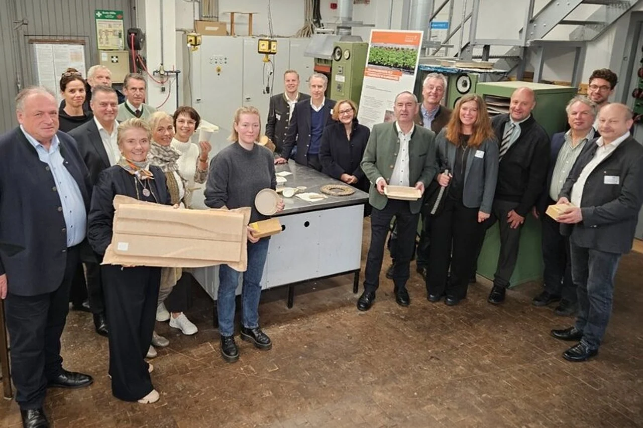 csm_Laborbesichtigung_Wirtschaftsminister_Aiwanger_10d09b4c2c Bei der Laborführung besichtigten Aufsichtsrat, Vorstand und Beirat der Bayerischen Staatsforsten mit Wirtschaftsminister Hubert Aiwanger (Mitte rechts), Vorstandsvorsitzendem Martin Neumeyer (Zweiter von links) und Beiratsvorsitzendem Walter Nussel (Erster von links) das Labor von Prof. Dr. Andreas Michanickl. Wissenschaftliche Mitarbeiterin Alisa Kehr (Mitte links) erläuterte die Forschung zur Zerfaserungs- und Zerspanungstechnik für neue Holzprodukte. Bild: Copyright Jörg Meyer