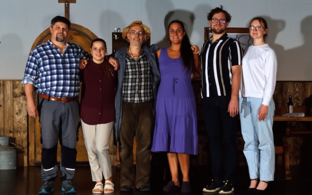 „Der Weihrauchwastl“ – Politische Satire mit bayerischem Humor begeistert Publikum