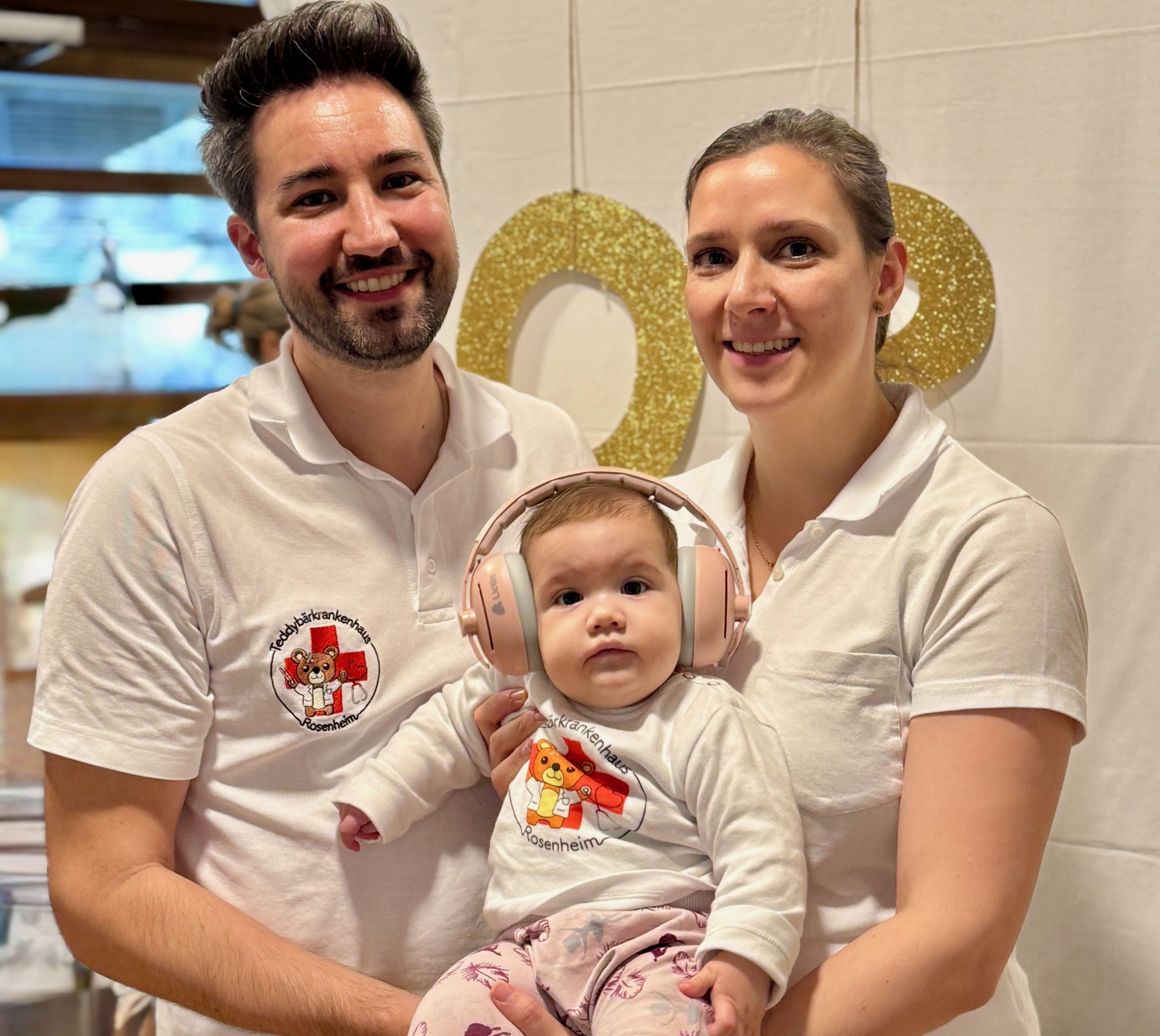 2 Drs. Nico und Magda Hanny mit Tochter Teddybärenkrankenhaus in Bad Aibling 2025. Fotos: Teddybärenkrankenhaus. Nico Hanny mit Frau und seiner Tochter