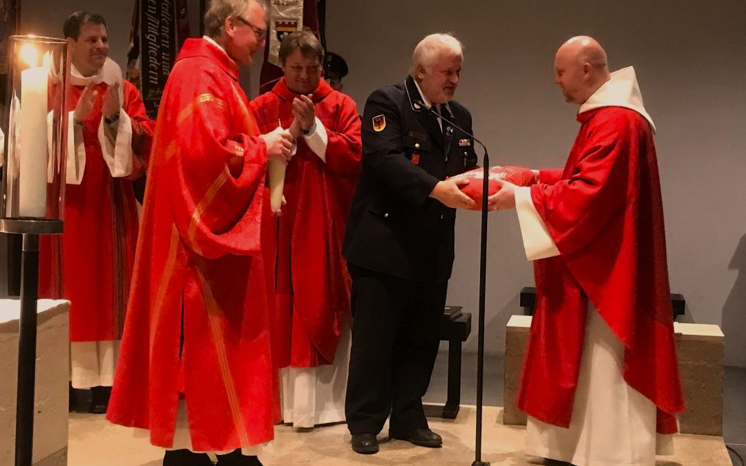 Heimische Floriansjünger beteiligen sich an Gedenkmesse in Riem