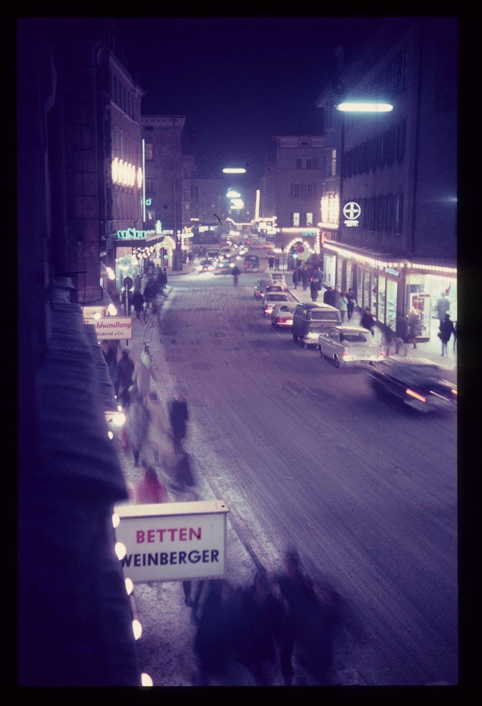 509048743_23899228453030142_6895326949387349644_n Münchener Straße in Rosenheim in der Weihnachtszeit im Jahr 1967. Foto: Archiv Herbert Borrmann