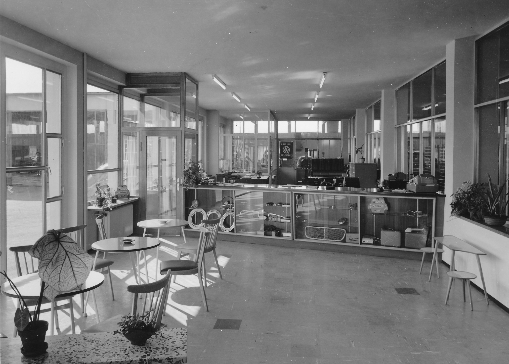 514203153_23975654002054253_6969157626123146501_n Autowerkstatt Kriechbaum in der Innstraße in Rosenheim in den 1970er Jahren .Foto: Archiv Herbert Borrmann