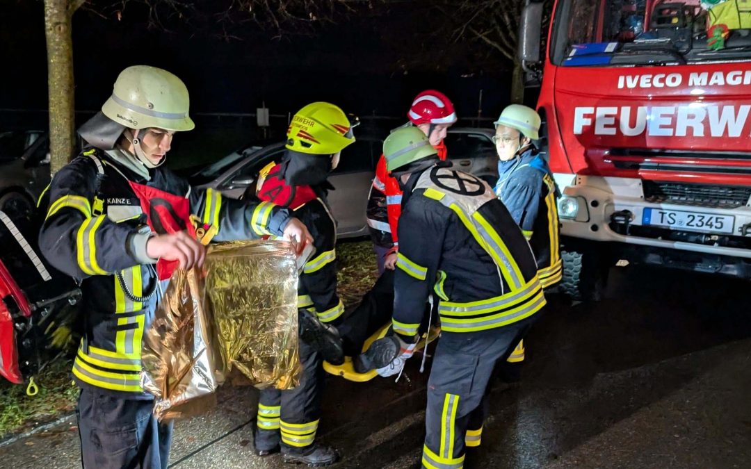 Trotz Schneeregen: Feuerwehrnachwuchs besteht Truppführer-Prüfung in Taching