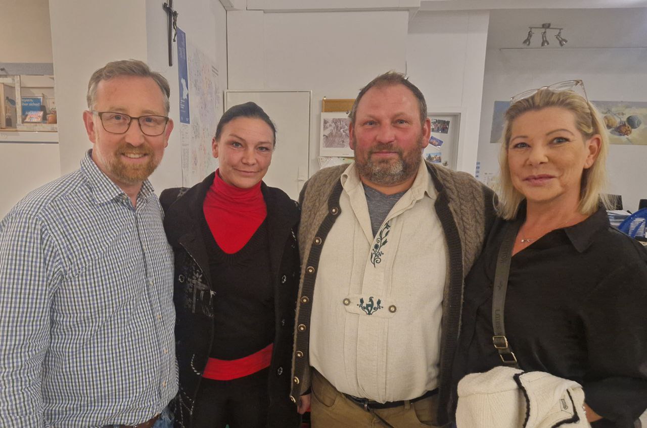 Aufstellung Schechen Günther Kapser mit den Gemeinderatskandidatinnen Elisabeth Rendel (re.) und Sonja Neumayr sowie Landratskandidat Andreas Winhart bei der Aufstellungsversammlung der AfD in Schechen. Foto: Copyright AfD