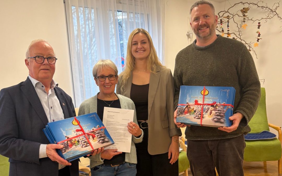 Adventsfreude in Rosenheim: Bürgerstiftung überreicht Kalender an sechs Seniorenheime
