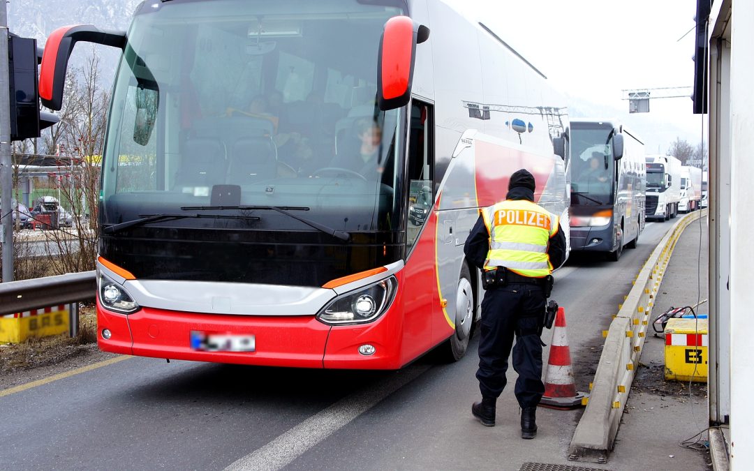 Haftbefehl und Geldstrafe: Bundespolizei stoppt Reisende an der A93