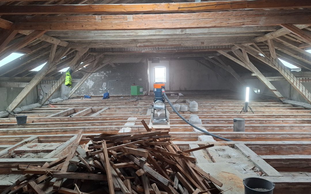 Dachsanierung im Vermessungsamt Rosenheim: Freistaat investiert 2,3 Millionen Euro in Erhalt und Sicherheit