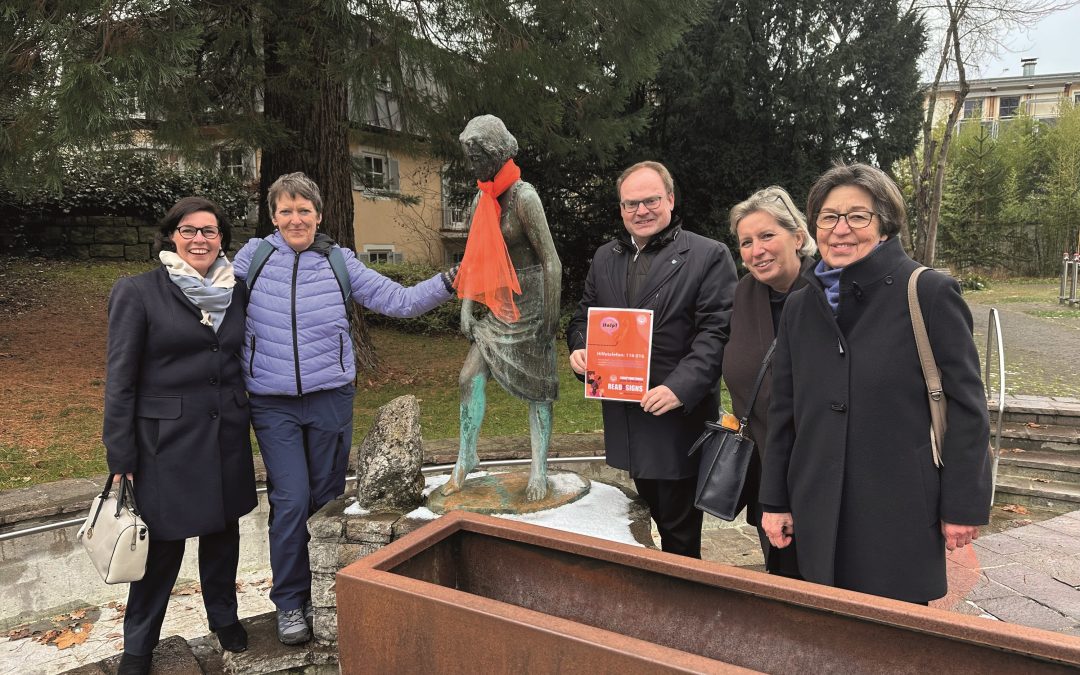 Orange Days 2025: Priener Skulpturen tragen orangefarbene Schals