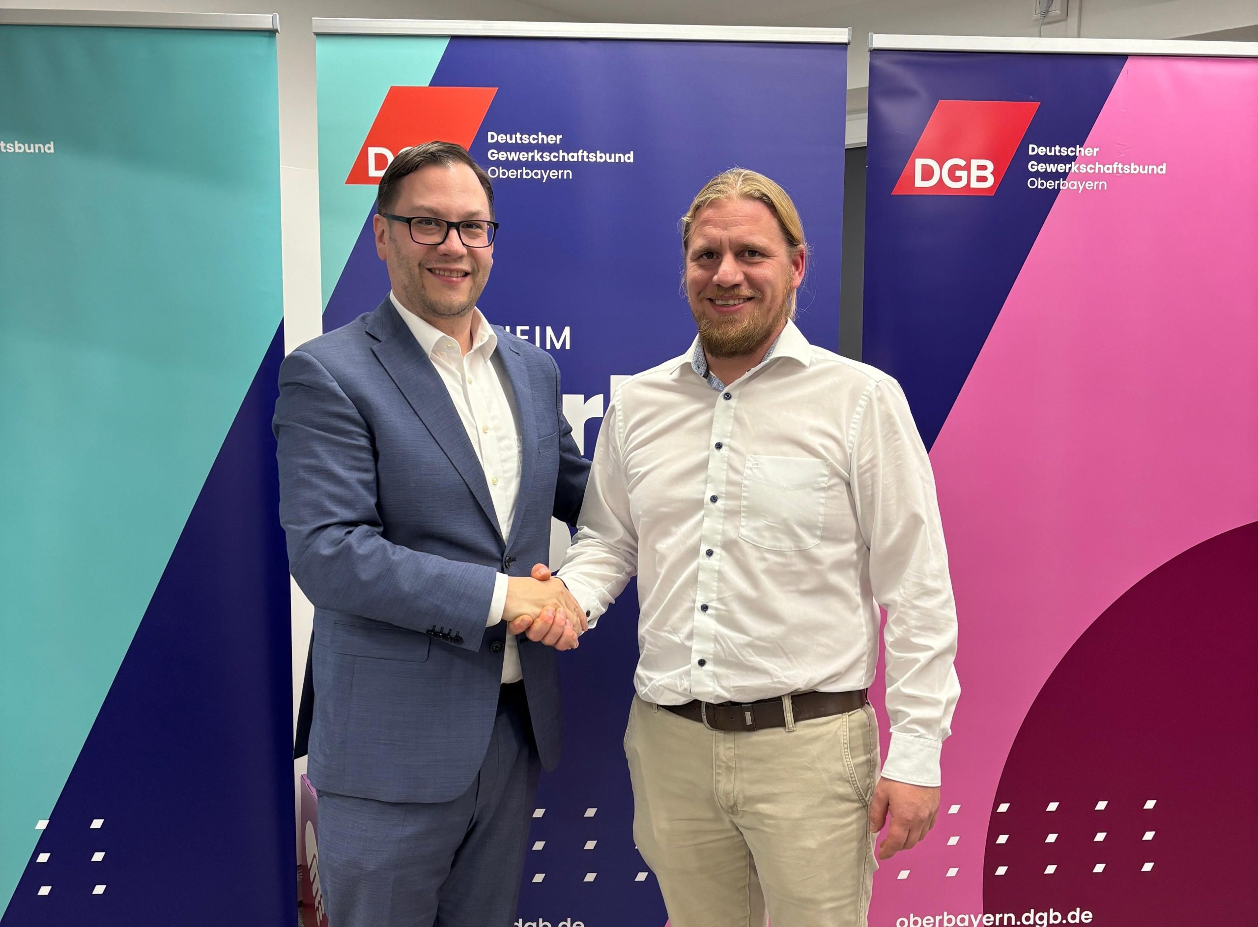 _Delapuente von links: Christian De Laquente, komm. Geschäftsführer DGB Region Oberbayern, Manuel Halbmeier, wiedergewählte Vorsitzender. Foto: DGB Rosenheim