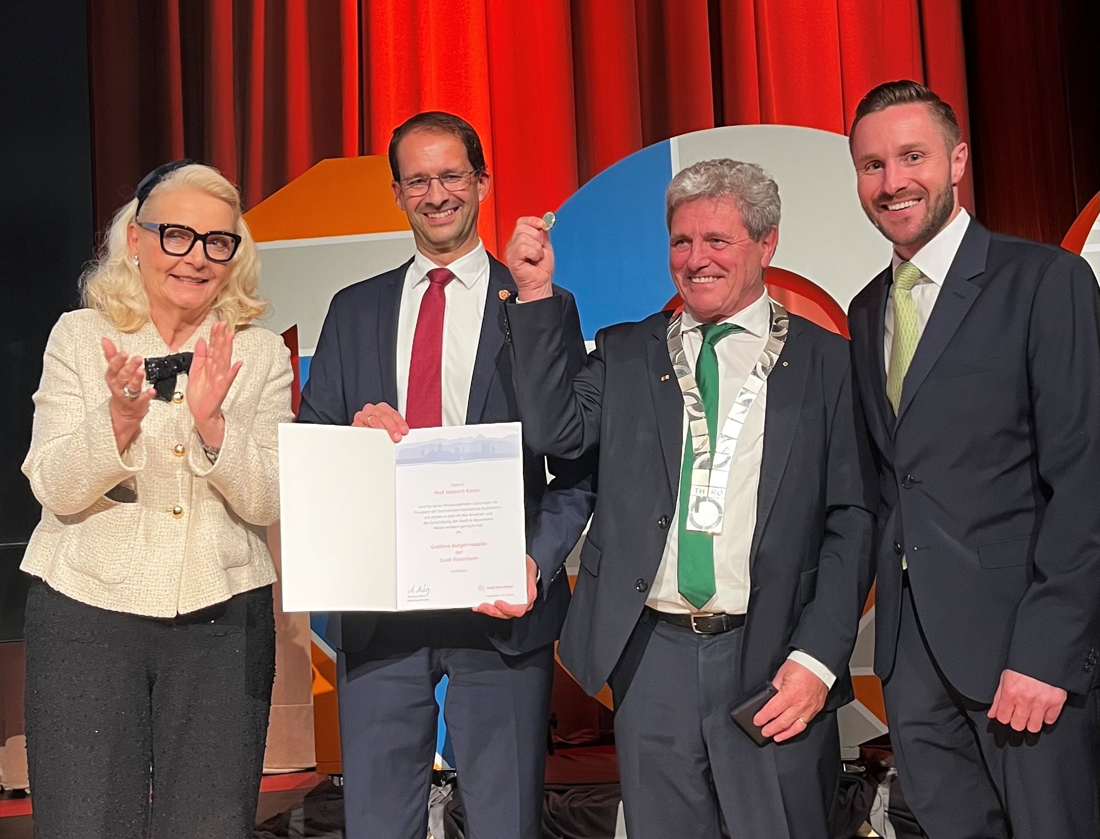Goldene Bürgermedaille Köster_3 Auf dem Foto zu sehen von links, Rosenheim ehemalige Oberbürgermeisterin Gabriele Bauer, Rosenheims Oberbürgermeister Andreas März. Professor Köster und der Rosenheimer Landtagsabgeordnete und zweite Bürgermeister der Stadt Daniel Artmann. Foto. Stadt Rosenheim