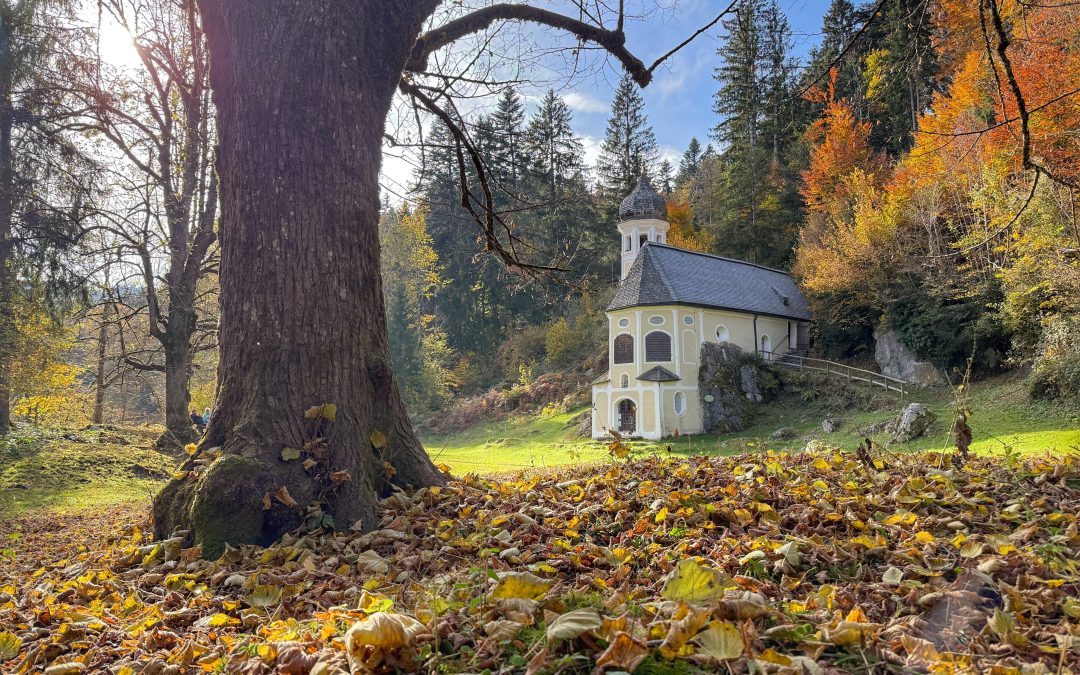 Herbstzauber am Sinnstifterort: Die Ölbergkapelle in Sachrang