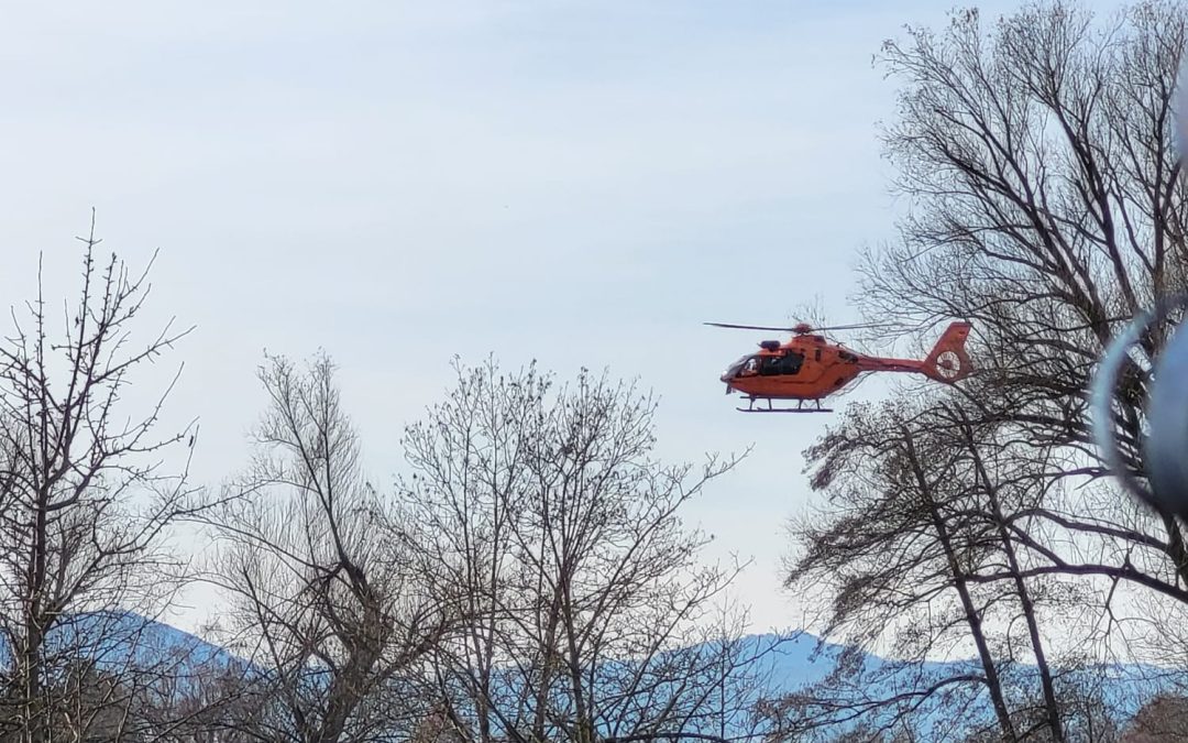 Rettungshubschrauber landet auf BayWa Wiese – Mitarbeiter stürzt vom Dach